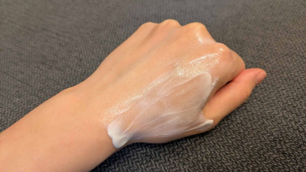 スルスルと伸びる水分クリームのよう